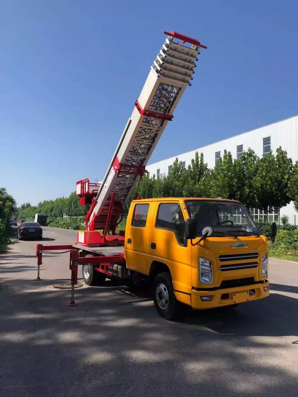 海安附近的云梯车出租服务：轻松解决高空作业需求